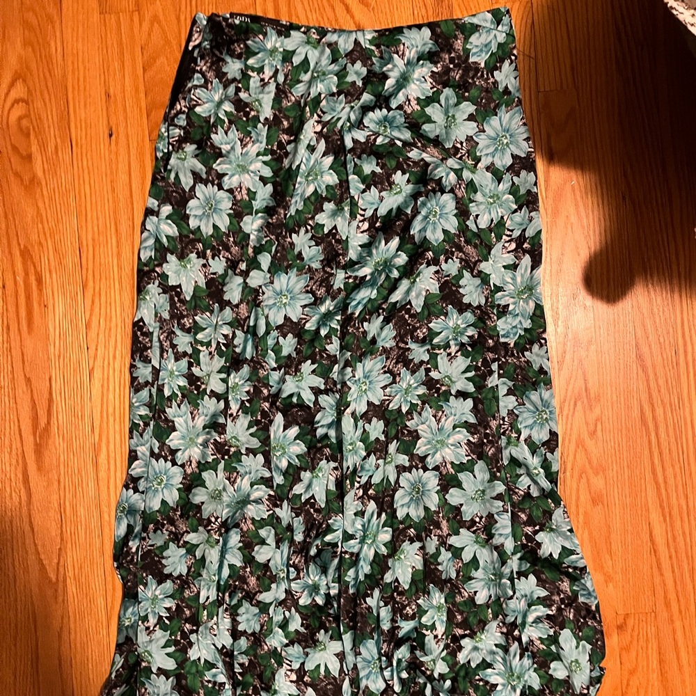 Mid Length Skirt w Slit
